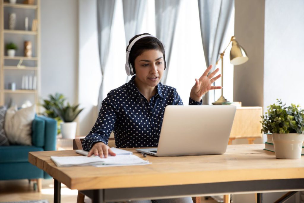 Should Your Employees Use Desktops or Laptops?