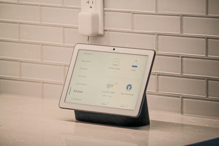Smart home display and speaker similar to the Apple HomeView smart display