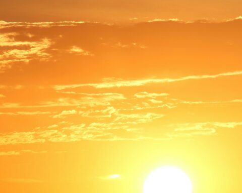 El Nino heat waves 2026: intense sun in a clear blue sky