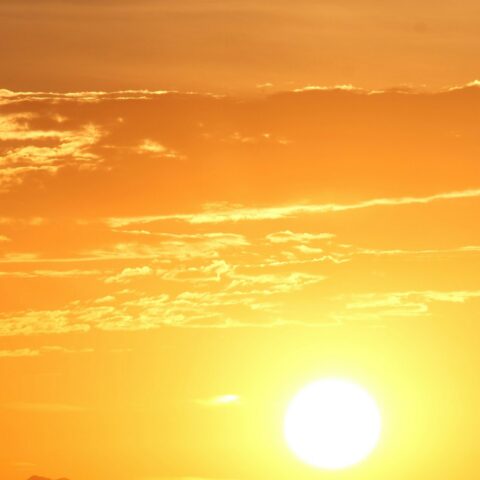 El Nino heat waves 2026: intense sun in a clear blue sky
