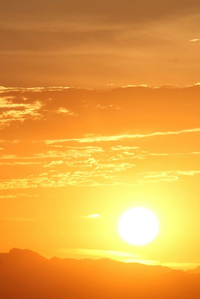 El Nino heat waves 2026: intense sun in a clear blue sky