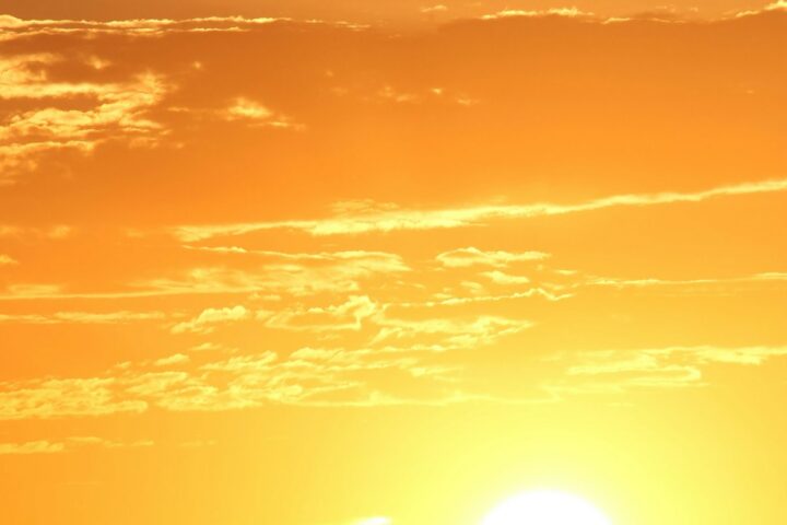 El Nino heat waves 2026: intense sun in a clear blue sky